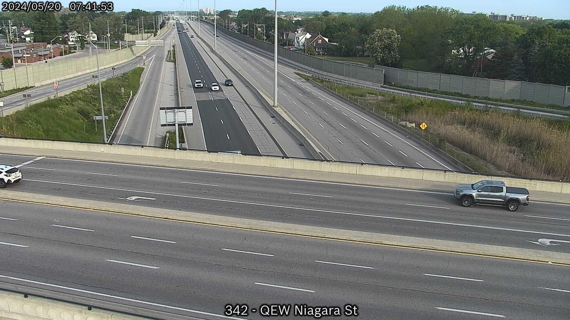 Traffic Cam St. Catharines: QEW near Niagara Street - East side of Overpass Player
