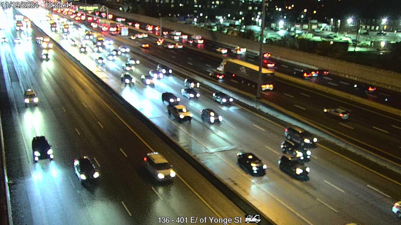 Traffic Cam North York: Highway 401 east of Yonge Street Player