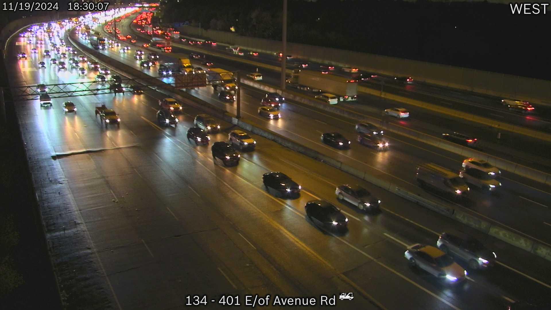 Traffic Cam York Mills: Highway 401 near Hoggs Hollow Player