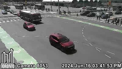 Traffic Cam Toronto: Bloor St West At Islington Ave West Side Player