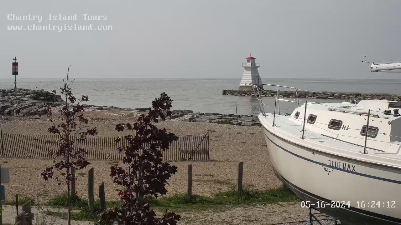 Traffic Cam Saugeen Shores › North-West: Southampton Range Light (Lighthouse) - Southampton - Saugeen River - Southampton Harbour Hotel & Spa Player