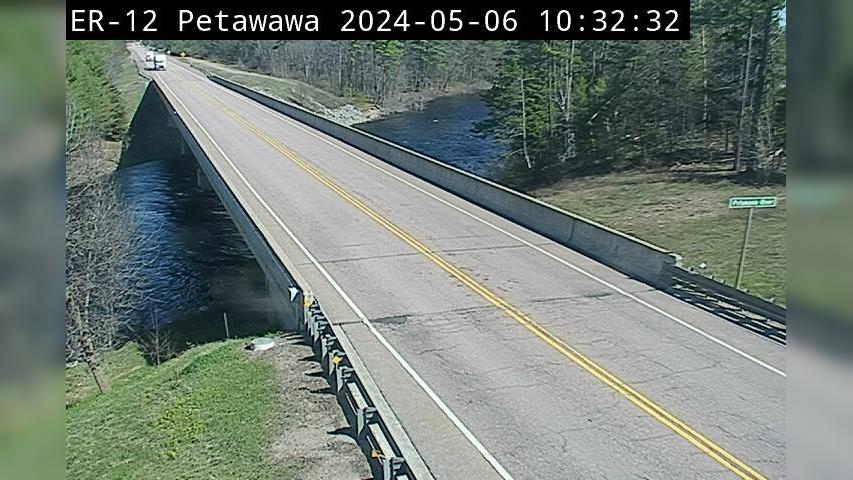 Petawawa: Hwy 17 at - River Bridge Traffic Camera