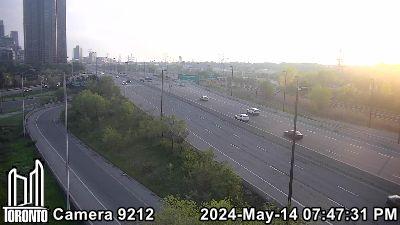 Traffic Cam Old Toronto: Gardiner Expwy near South Kingsway Player
