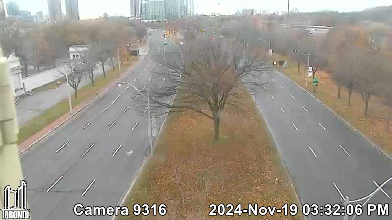 Traffic Cam Old Toronto: Lake Shore W east of Colborne Lodge Dr Player