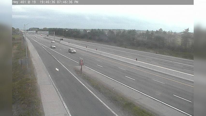 Traffic Cam South-West Oxford: Highway 401 at Highway Player