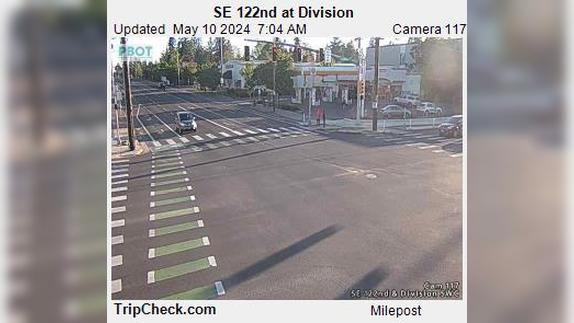 Maywood Park: SE 122nd at Division Traffic Camera