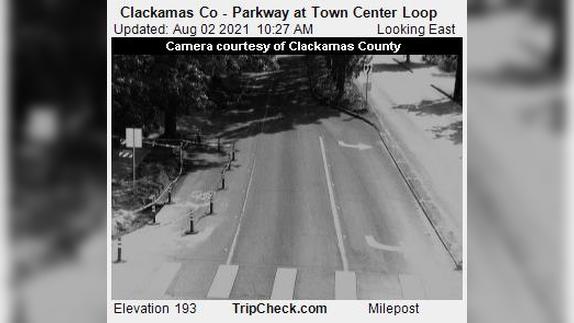 Wilsonville: Clackamas Co - Parkway at Town Center Loop Traffic Camera