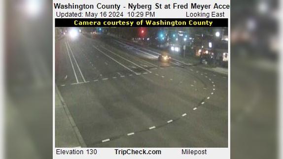 Traffic Cam Tualatin: Washington County - Nyberg St at Fred Meyer Access Player