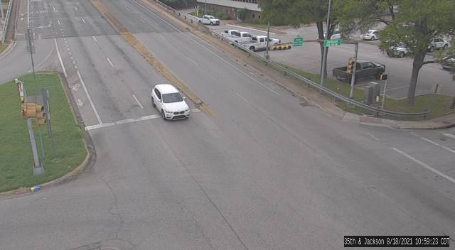 Traffic Cam  35TH ST / JACKSON AVE Player