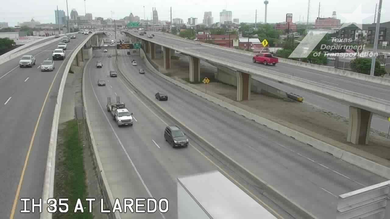 Traffic Cam San Antonio › South: IH 35 at Laredo Player