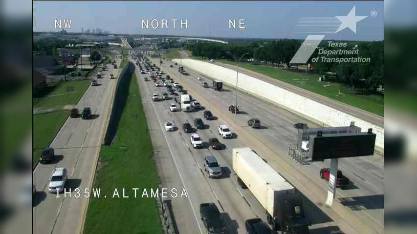 Traffic Cam Fort Worth › North: I-35W @ Altamesa Player