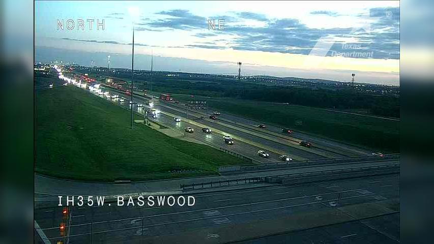 Traffic Cam Fort Worth › North: I-35W @ Basswood Player
