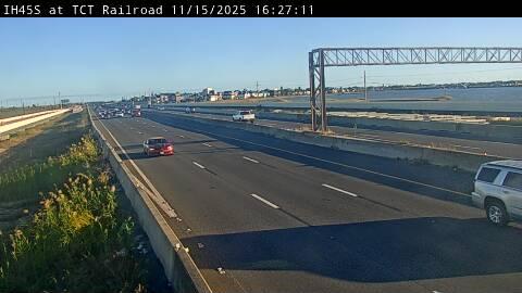 Traffic Cam La Marque › South: I-45 Gulf @ TCT Railroad Player