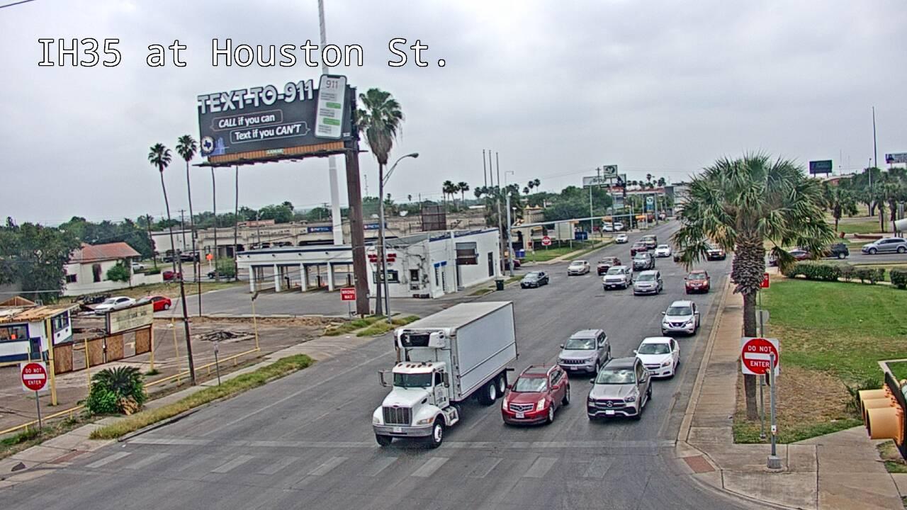 Traffic Cam Laredo › North: I-35 at Houston St Player