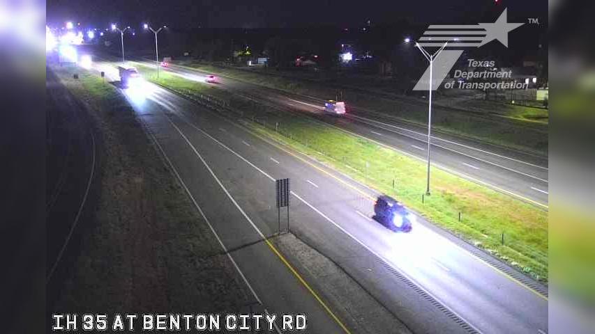 Traffic Cam Von Ormy › South: IH 35 at Benton City Rd Player