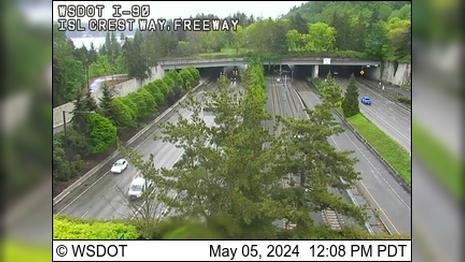 Traffic Cam Beaumont: I-90 at MP 7.1: Island Crest Way Player
