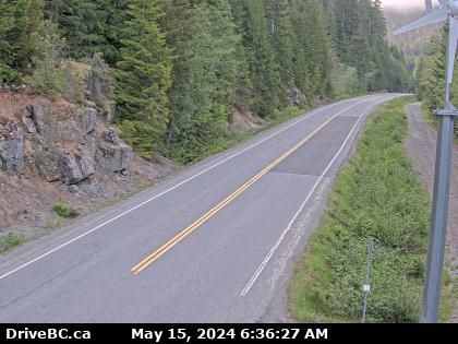 Traffic Cam Hwy-28, (Gold River Hwy), at Crest Lake, about 14 km east of Gold River, looking east. (elevation: 336 metres) Player