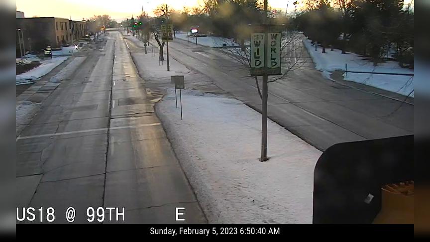 Traffic Cam Wauwatosa: Bluemound Rd at 99th St/County Zoo Player
