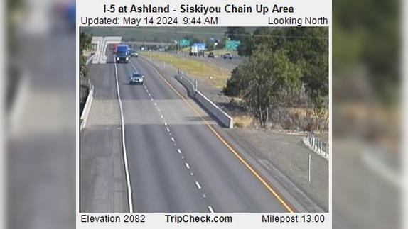 Traffic Cam Ashland: I-5 at - Siskiyou Chain Up Area Player