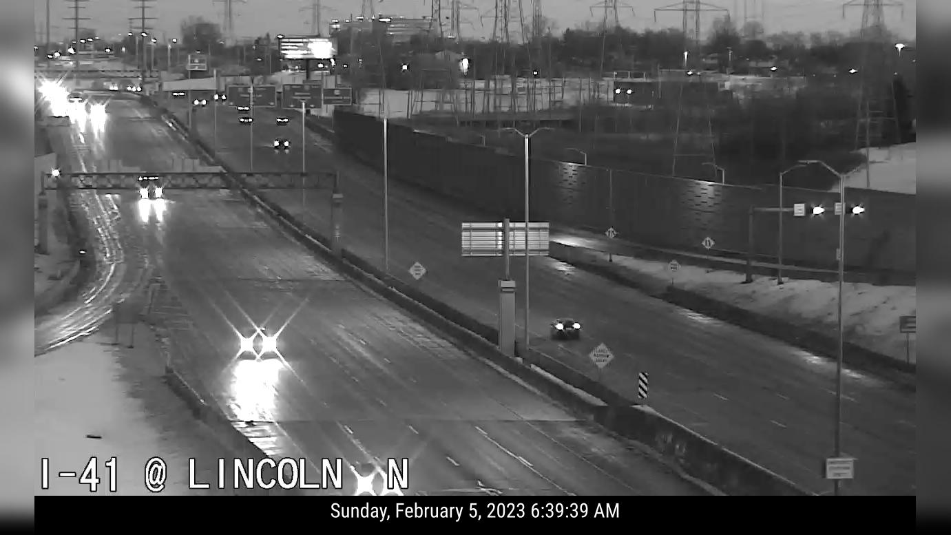 Traffic Cam Park Knoll: I-41/894/US 45 at Lincoln Ave Player