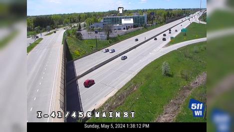 Traffic Cam Menomonee Falls: I-41/US 45 @ Main St Player